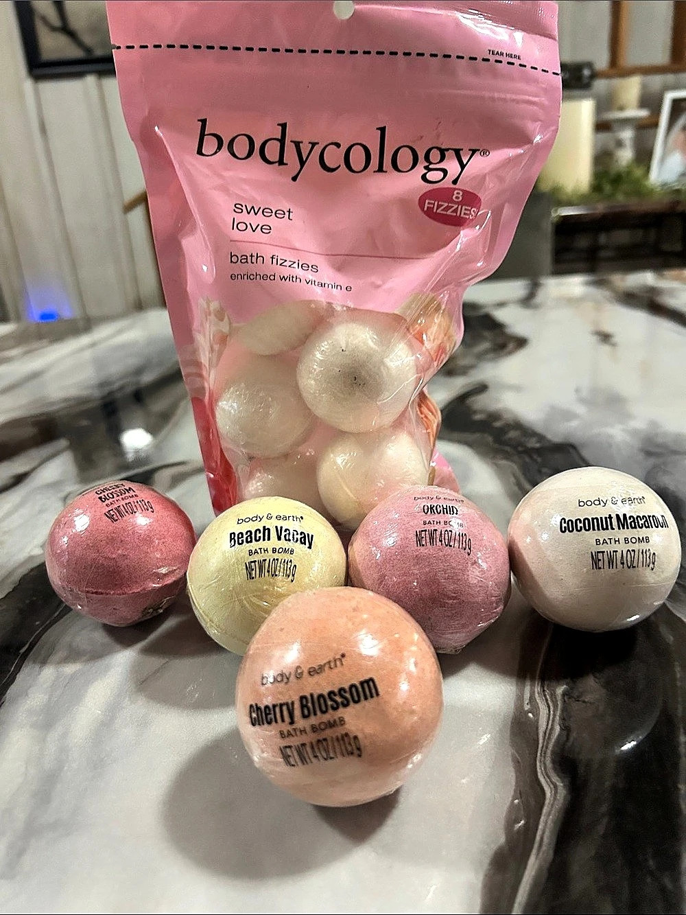 Bodycology Sweet Love 8 Fizzies Bath Fizzies and 6 Large Body & Earth Bath Bombs